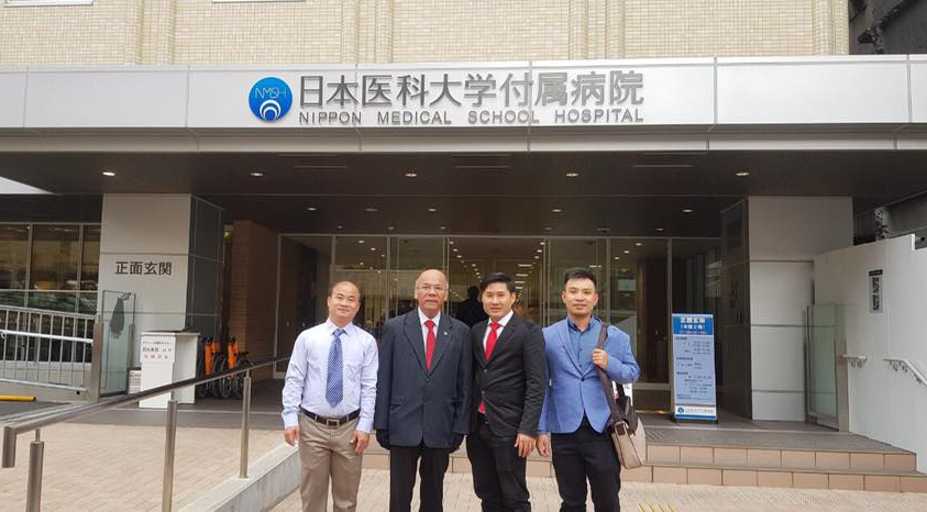 Tiến sĩ bác sĩ Lê Hoàng Vinh cùng các đồng nghiệp tại Bệnh viện Nippon Medical School, Nhật Bản